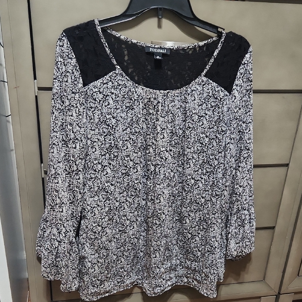 Roz & Ali Yoke lace Top